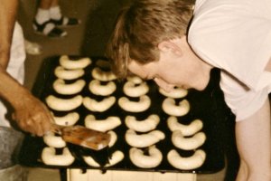 Výroba loupáčků v roce 1991.