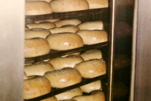 Výroba loupáčků v roce 1991.