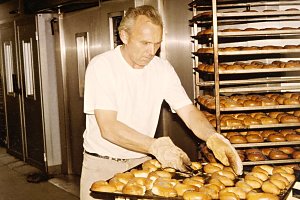 Výroba loupáčků v roce 1991.