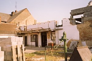 Bourání obytné části.