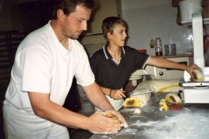 Péťa Fiala s tátou při výrobě kokosového kmenu.