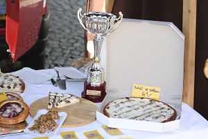 Country den. Pohár s oceněným smetanovým koláčem.