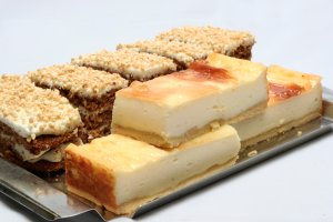 tvarohový řez a&nbsp;medovník